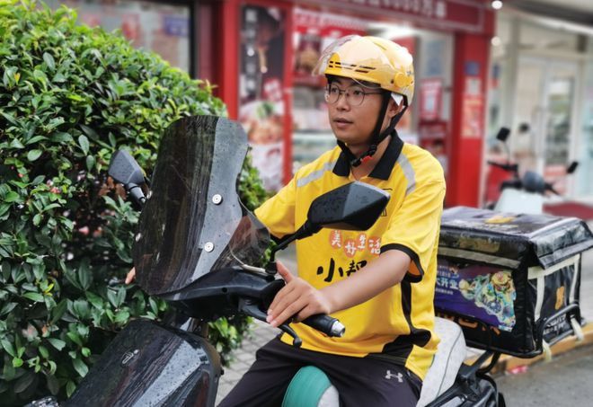 手机支架交警：不是为难大家是为了安全z6尊龙·中国网站电动车不允许安装(图2)